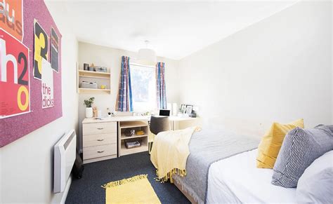 student flat the holt